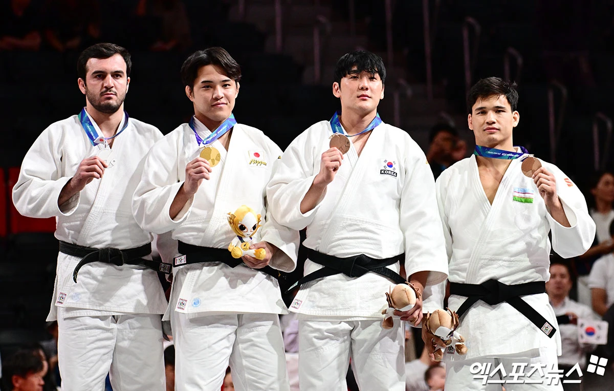 2일 나고야 아이치 인터내셔널 아레나에서 열린 '2026 아이치·나고야 아시안게임' 유도 남자 -100kg급에서 동메달을 획득한 대한민국 한주엽이 시상식에 참석해 기념 촬영을 하고 있다. 일본 나고야, 박지영 기자