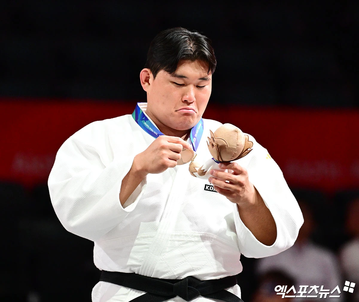 2일 나고야 아이치 인터내셔널 아레나에서 열린 '2026 아이치·나고야 아시안게임' 유도 남자 100kg 초과급 동메달 결정전 대한민국 김민종과 아랍에미리트 마고메도라도프의 경기, 김민종이 승리하며 동메달을 획득했다. 시상식에 참석한 김민종이 기념 촬영을 하고 있다. 일본 나고야, 박지영 기자