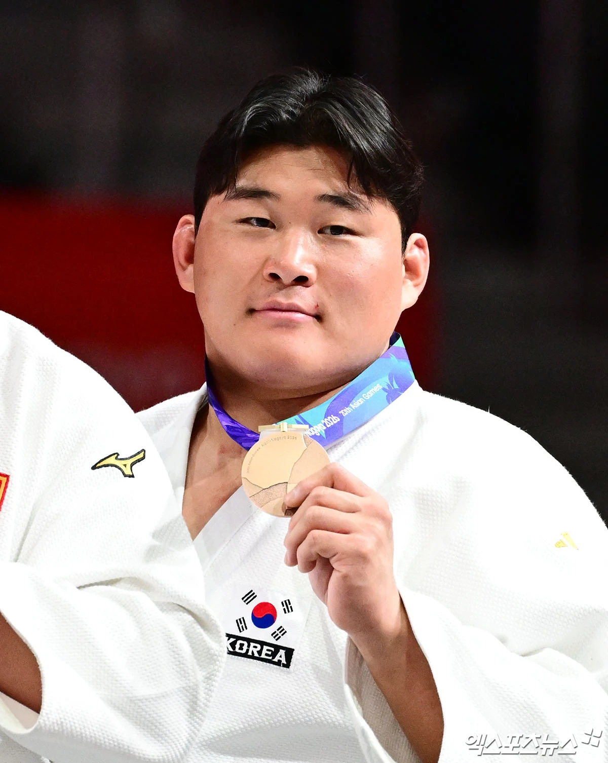 2일 나고야 아이치 인터내셔널 아레나에서 열린 '2026 아이치·나고야 아시안게임' 유도 남자 100kg 초과급 동메달 결정전 대한민국 김민종과 아랍에미리트 마고메도라도프의 경기, 김민종이 승리하며 동메달을 획득했다. 시상식에 참석한 김민종이 기념 촬영을 하고 있다. 일본 나고야, 박지영 기자