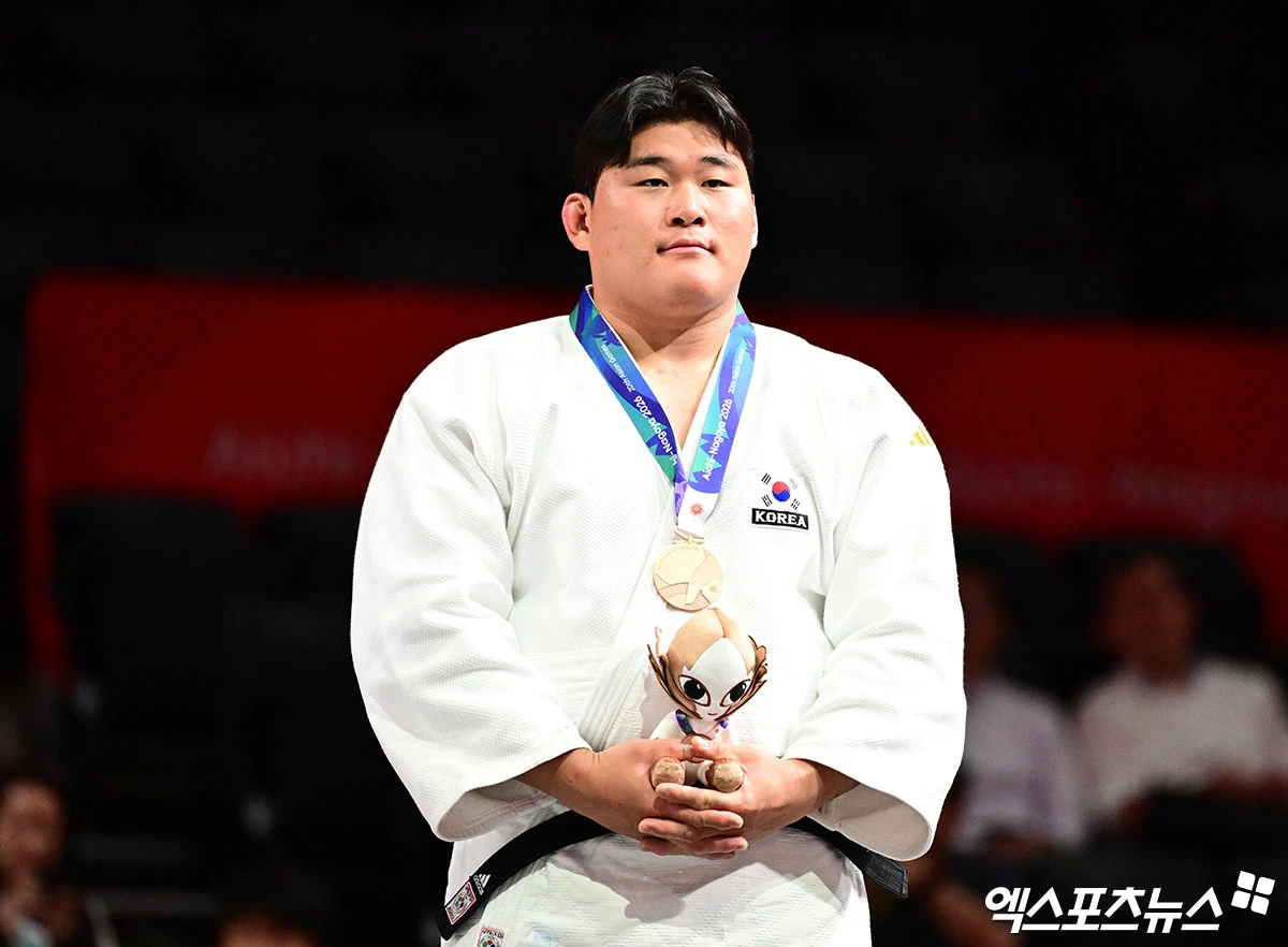 2일 나고야 아이치 인터내셔널 아레나에서 열린 '2026 아이치·나고야 아시안게임' 유도 남자 100kg 초과급 동메달 결정전 대한민국 김민종과 아랍에미리트 마고메도라도프의 경기, 김민종이 승리하며 동메달을 획득했다. 시상식에 참석한 김민종이 기념 촬영을 하고 있다. 일본 나고야, 박지영 기자