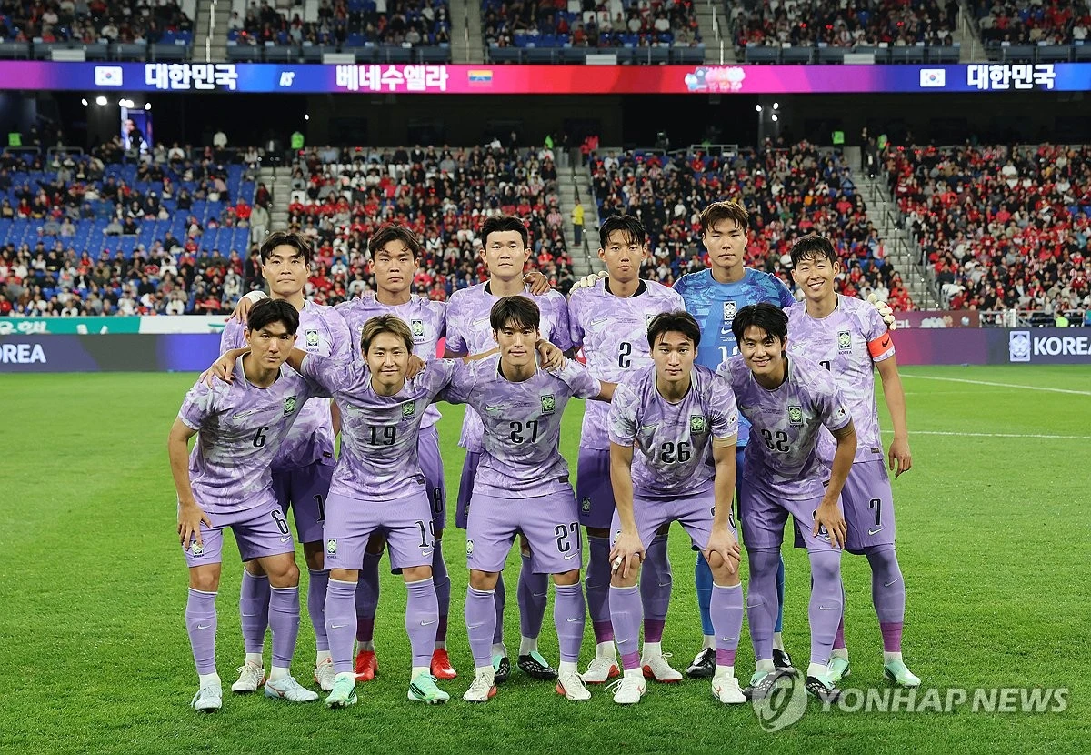 말 그대로 졸전이었다. 모레노호가 국제축구연맹(FIFA) 랭킹 15계단 차이의 베네수엘라를 상대로 졸전 끝에 무승부를 거뒀다. 손흥민과 이강인 모두 별다른 활약을 보여주지 못했다. 김민재를 필두로 한 수비진의 분투와 송범근의 선방쇼가 아니었다면 패배해도 이상하지 않았을 정도로 한국이 밀린 경기였다. 경기력이 전혀 개선되지 않은 모습이다. 사진 연합뉴스