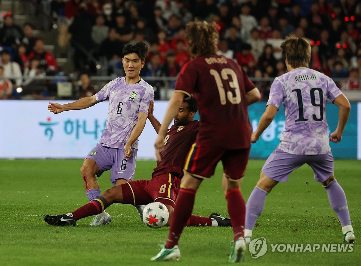 말 그대로 졸전이었다. 모레노호가 국제축구연맹(FIFA) 랭킹 15계단 차이의 베네수엘라를 상대로 졸전 끝에 무승부를 거뒀다. 손흥민과 이강인 모두 별다른 활약을 보여주지 못했다. 김민재를 필두로 한 수비진의 분투와 송범근의 선방쇼가 아니었다면 패배해도 이상하지 않았을 정도로 한국이 밀린 경기였다. 경기력이 전혀 개선되지 않은 모습이다. 사진 연합뉴스