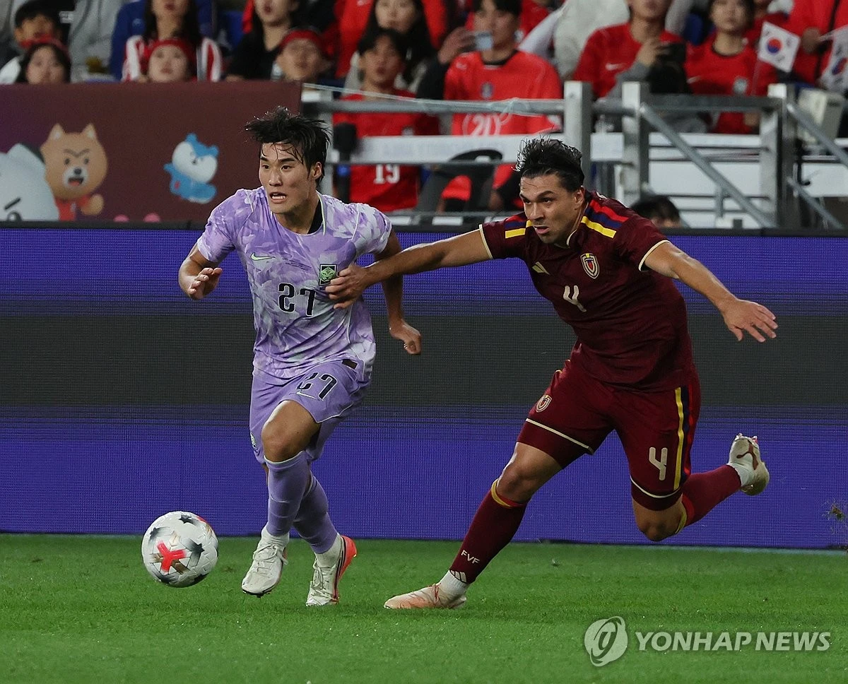 말 그대로 졸전이었다. 모레노호가 국제축구연맹(FIFA) 랭킹 15계단 차이의 베네수엘라를 상대로 졸전 끝에 무승부를 거뒀다. 손흥민과 이강인 모두 별다른 활약을 보여주지 못했다. 김민재를 필두로 한 수비진의 분투와 송범근의 선방쇼가 아니었다면 패배해도 이상하지 않았을 정도로 한국이 밀린 경기였다. 경기력이 전혀 개선되지 않은 모습이다. 사진 연합뉴스