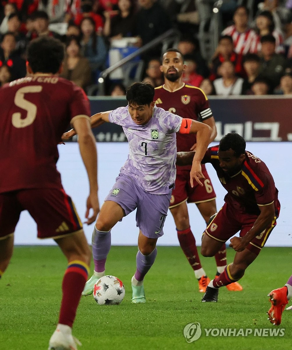 말 그대로 졸전이었다. 모레노호가 국제축구연맹(FIFA) 랭킹 15계단 차이의 베네수엘라를 상대로 졸전 끝에 무승부를 거뒀다. 손흥민과 이강인 모두 별다른 활약을 보여주지 못했다. 김민재를 필두로 한 수비진의 분투와 송범근의 선방쇼가 아니었다면 패배해도 이상하지 않았을 정도로 한국이 밀린 경기였다. 경기력이 전혀 개선되지 않은 모습이다. 사진 연합뉴스