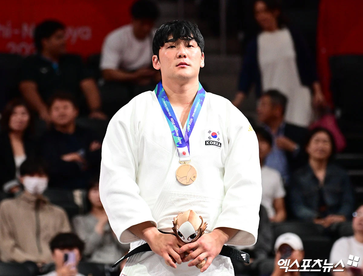 2일 나고야 아이치 인터내셔널 아레나에서 열린 '2026 아이치·나고야 아시안게임' 유도 남자 -100kg급에서 동메달을 획득한 대한민국 한주엽이 시상식에 참석해 기념 촬영을 하고 있다. 일본 나고야, 박지영 기자