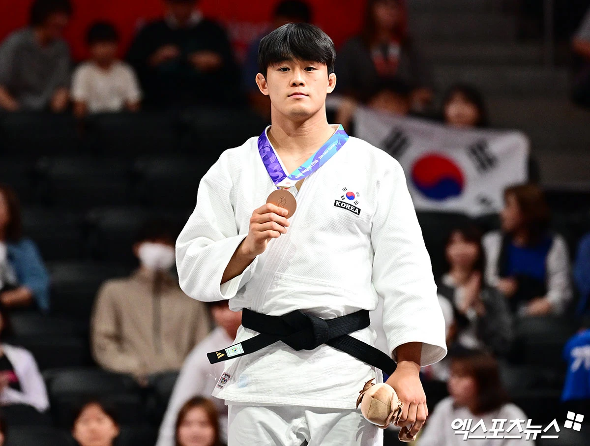 2일 나고야 아이치 인터내셔널 아레나에서 열린 '2026 아이치·나고야 아시안게임' 유도 남자 -90kg급 시상식에 참석한 대한민국 김종훈이 기념 촬영을 하고 있다. 일본 나고야, 박지영 기자