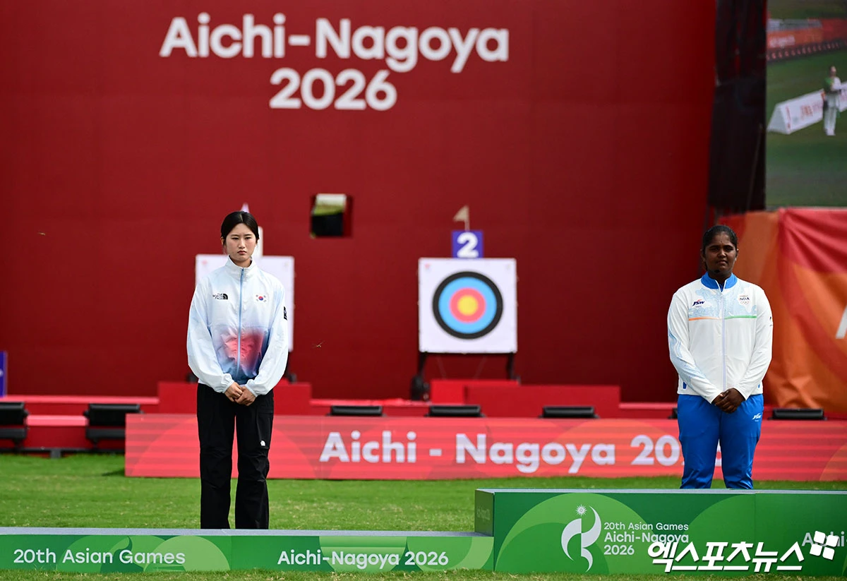 3일 일본 오카자키 중앙종합공원 다목적광장에서 열린 '2026 아이치·나고야 아시안게임' 양궁 리커브 여자 개인전 결승 대한민국 오예진과 인도 쿰쿰 아닐 모호드의 경기, 오예진이 패배하며 은메달을 획득했다.  오예진이 시상식을 기다리고 있다. 일본 오카자키, 박지영 기자