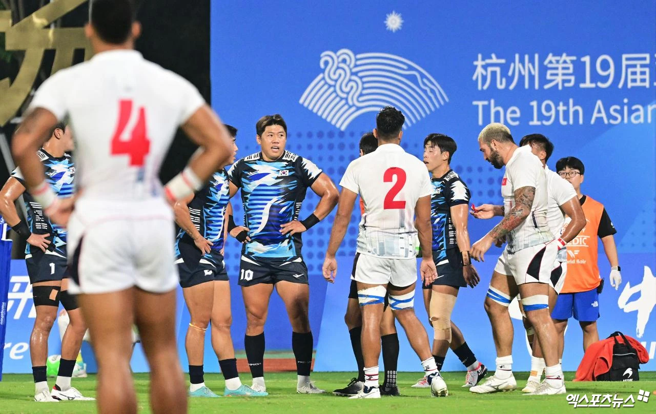 동메달 결정전으로 떨어진 대한민국 7인제 럭비 국가대표 주장 장용흥이 대표팀에 대한 지원을 호소했다. 대한민국 7인제 럭비 대표팀이 2일 일본 나고야시에 있는 미즈호공원 럭비 경기장에서 열린 홍콩과의 2026 아이치∙나고야 하계아시안게임 7인제 럭비 남자 준결승에서 홍콩에 14-35로 졌다. 한국 7인제 럭비는 지난 2022 항저우 대회(1년 순연 개최)에 이어 2회 연속 결승에 진출에 도전했지만, 홍콩의 벽에 가로막혔다. 한국은 2002 부산 대회 이후 24년 만에 금메달 도전에 실패했다. 엑스포츠뉴스DB
