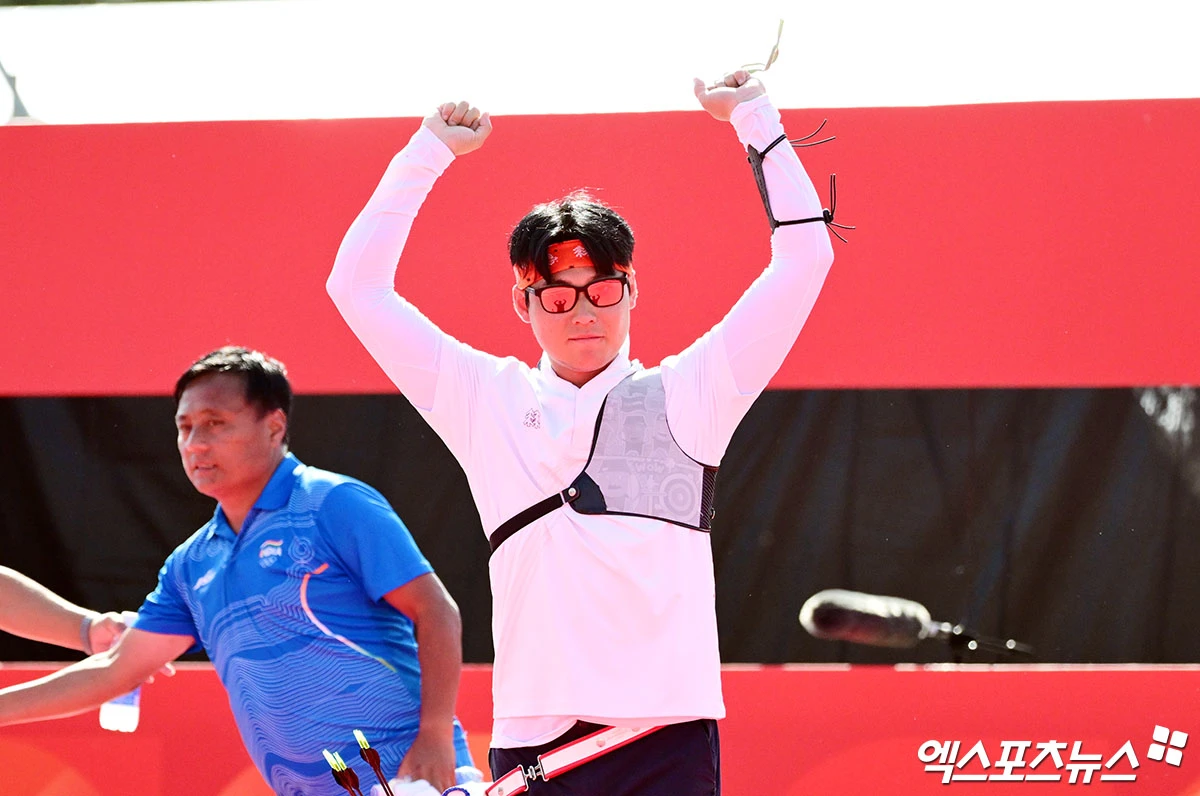 3일 일본 오카자키 중앙종합공원 다목적광장에서 열린 '2026 아이치·나고야 아시안게임' 양궁 리커브 남자 개인전 준결승 대한민국 이우석과 인도 디라지 보마데바라의 경기, 이우석이 승리에 기뻐하고 있다. 일본 오카자키, 박지영 기자