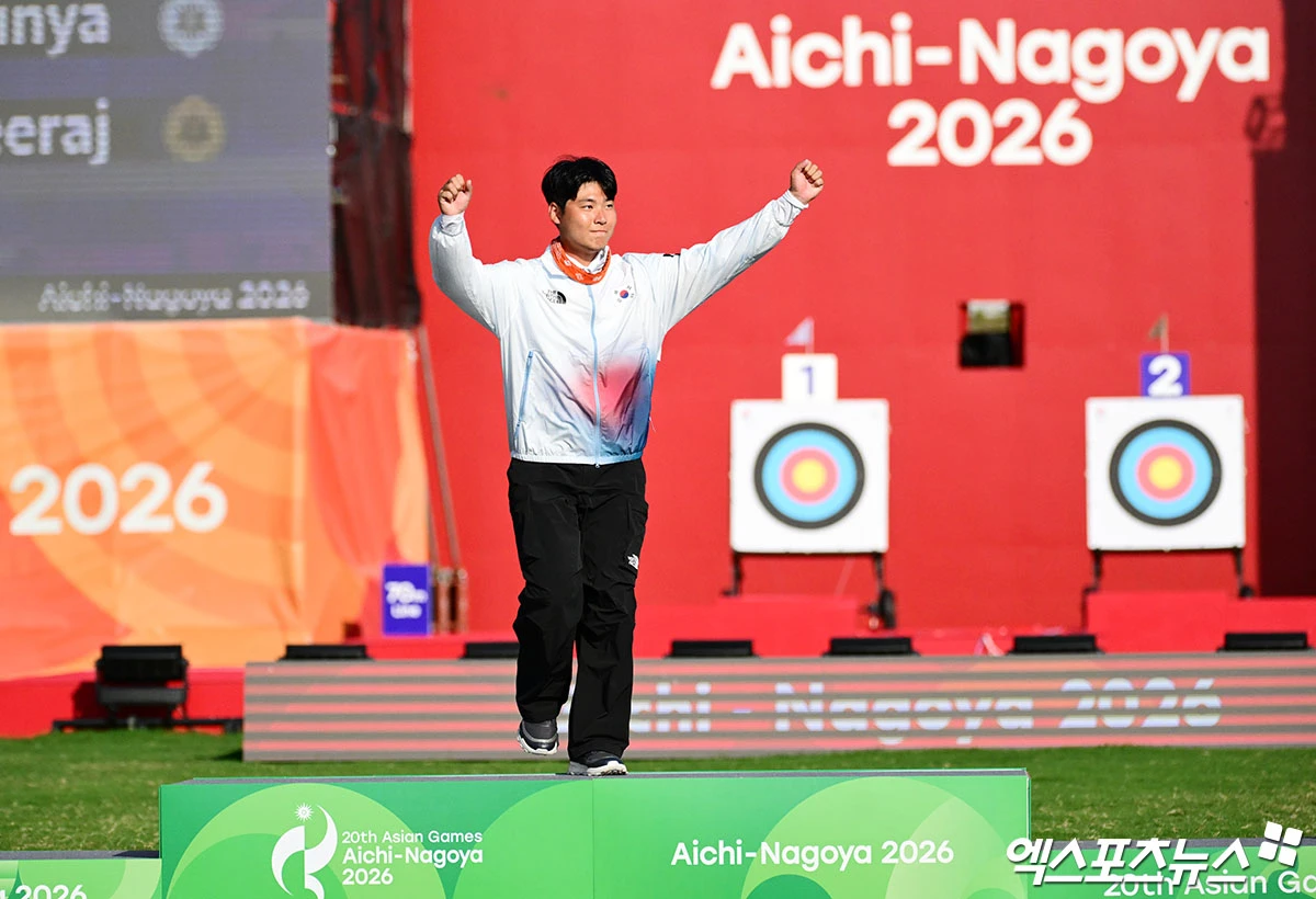 이우석은 3일 일본 아이치현 오카자키 중앙공원에서 열린 2026 아이치·나고야 하계아시안게임 양궁 리커브 남자 개인전 결승에서 나카니시 준야(일본)를 세트스코어 6-2로 크게 이기고 금메달을 따냈다. 이우석은 2018 자카르타·팔렘방 대회에서 이 종목 은메달, 2022 항저우 대회에선 동메달을 따내면서 번번히 우승 꿈을 이루지 못했다. 3수 도전 끝에 그토록 원했던 아시안게임 개인전 금메달을 목에 걸었다. 올림픽을 포함해 국제종합대회 첫 개인전 우승이기도 하다. 이우석의 이날 남자 개인전 우승은 아시안게임 참가 사상 처음으로 개인전과 단체전 금메달을 모두 놓친 여자부의 아픔을 만회했다는 점에서, 한국 양궁 전체에도 큰 의미가 있다. 일본 오카자키, 박지영 기자