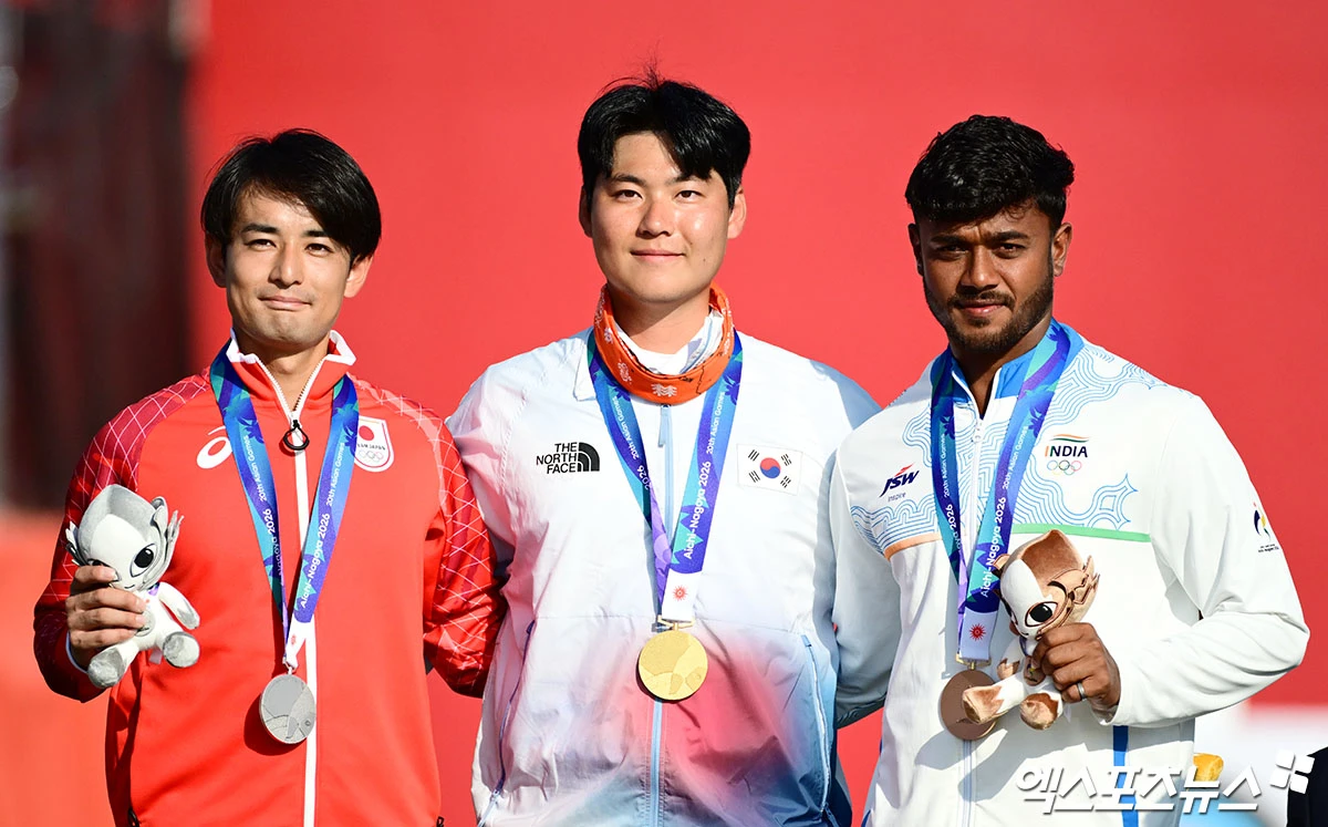 이우석은 3일 일본 아이치현 오카자키 중앙공원에서 열린 2026 아이치·나고야 하계아시안게임 양궁 리커브 남자 개인전 결승에서 나카니시 준야(일본)를 세트스코어 6-2로 크게 이기고 금메달을 따냈다. 이우석은 2018 자카르타·팔렘방 대회에서 이 종목 은메달, 2022 항저우 대회에선 동메달을 따내면서 번번히 우승 꿈을 이루지 못했다. 3수 도전 끝에 그토록 원했던 아시안게임 개인전 금메달을 목에 걸었다. 올림픽을 포함해 국제종합대회 첫 개인전 우승이기도 하다. 이우석의 이날 남자 개인전 우승은 아시안게임 참가 사상 처음으로 개인전과 단체전 금메달을 모두 놓친 여자부의 아픔을 만회했다는 점에서, 한국 양궁 전체에도 큰 의미가 있다. 일본 오카자키, 박지영 기자