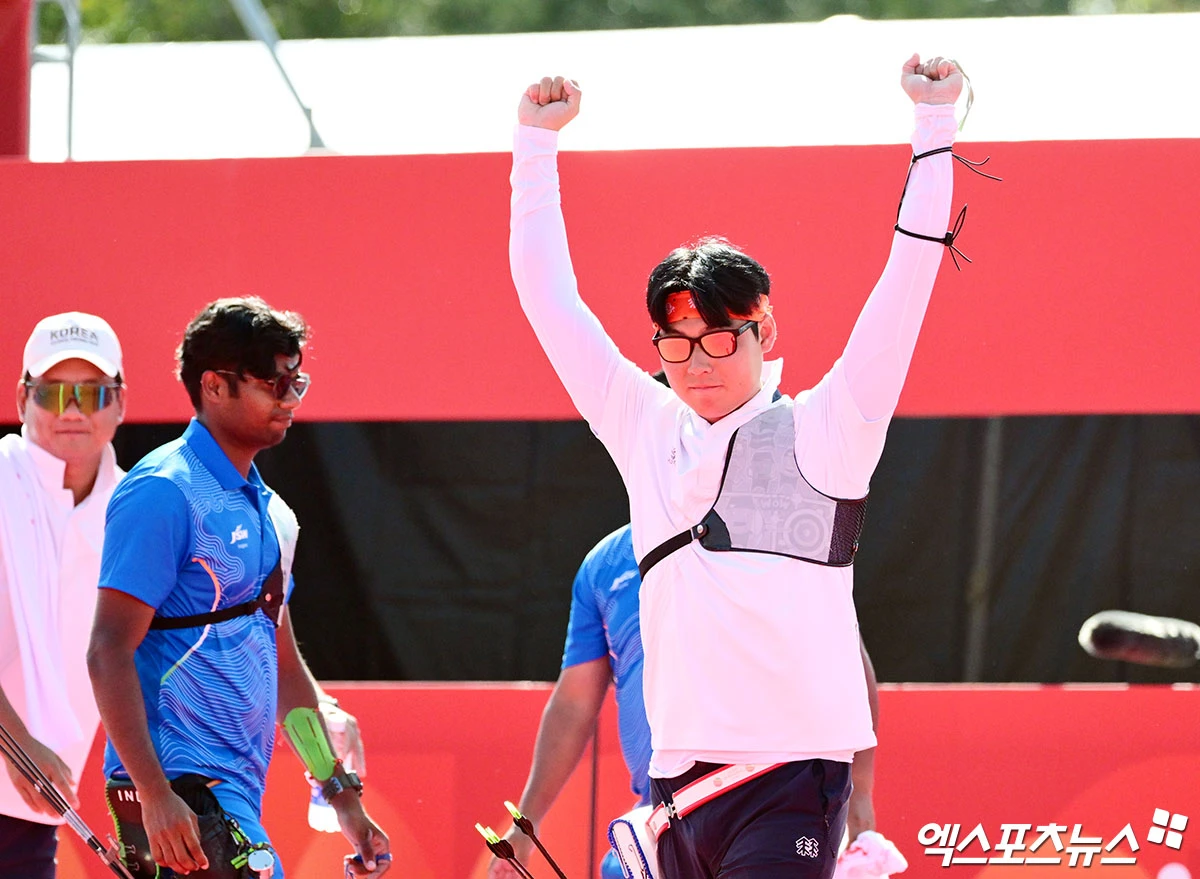 이우석은 3일 일본 아이치현 오카자키 중앙공원에서 열린 2026 아이치·나고야 하계아시안게임 양궁 리커브 남자 개인전 결승에서 나카니시 준야(일본)를 세트스코어 6-2로 크게 이기고 금메달을 따냈다. 이우석은 2018 자카르타·팔렘방 대회에서 이 종목 은메달, 2022 항저우 대회에선 동메달을 따내면서 번번히 우승 꿈을 이루지 못했다. 3수 도전 끝에 그토록 원했던 아시안게임 개인전 금메달을 목에 걸었다. 올림픽을 포함해 국제종합대회 첫 개인전 우승이기도 하다. 이우석의 이날 남자 개인전 우승은 아시안게임 참가 사상 처음으로 개인전과 단체전 금메달을 모두 놓친 여자부의 아픔을 만회했다는 점에서, 한국 양궁 전체에도 큰 의미가 있다. 일본 오카자키, 박지영 기자