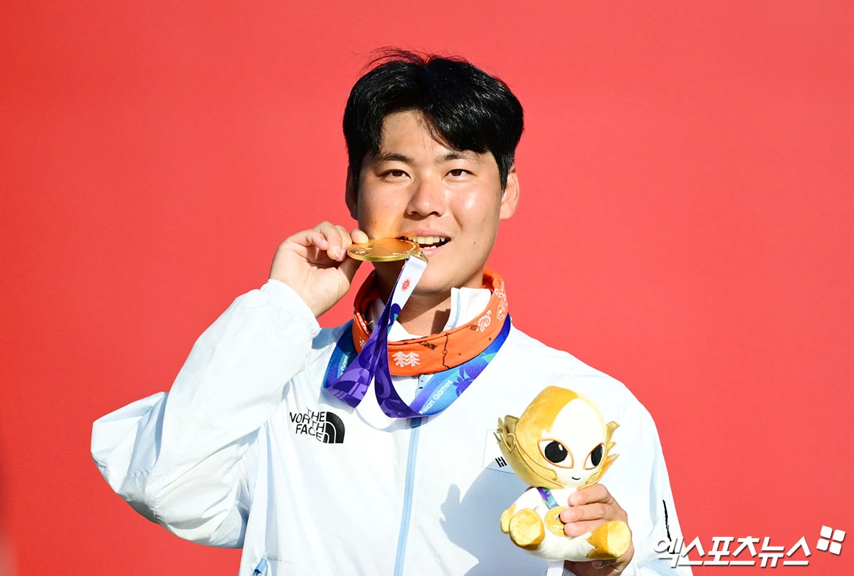 이우석은 3일 일본 아이치현 오카자키 중앙공원에서 열린 2026 아이치·나고야 하계아시안게임 양궁 리커브 남자 개인전 결승에서 나카니시 준야(일본)를 세트스코어 6-2로 크게 이기고 금메달을 따냈다. 이우석은 2018 자카르타·팔렘방 대회에서 이 종목 은메달, 2022 항저우 대회에선 동메달을 따내면서 번번히 우승 꿈을 이루지 못했다. 3수 도전 끝에 그토록 원했던 아시안게임 개인전 금메달을 목에 걸었다. 올림픽을 포함해 국제종합대회 첫 개인전 우승이기도 하다. 이우석의 이날 남자 개인전 우승은 아시안게임 참가 사상 처음으로 개인전과 단체전 금메달을 모두 놓친 여자부의 아픔을 만회했다는 점에서, 한국 양궁 전체에도 큰 의미가 있다. 일본 오카자키, 박지영 기자