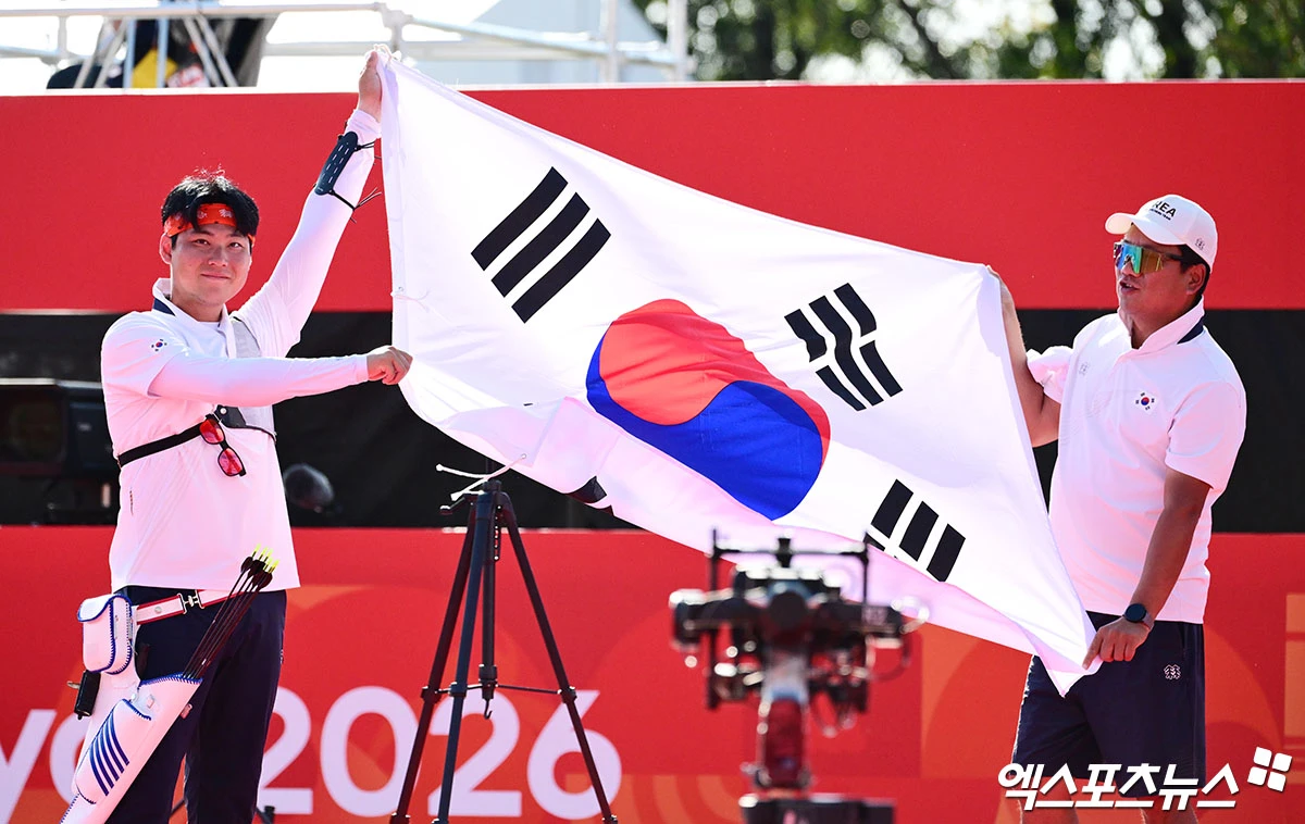 3일 일본 오카자키 중앙종합공원 다목적광장에서 열린 '2026 아이치·나고야 아시안게임' 양궁 리커브 남자 개인전 결승전 대한민국 이우석과 일본 나카니시 준야의 경기, 이우석이 승리하며 금메달을 획득한 뒤 세리머니를 하고 있다. 일본 오카자키, 박지영 기자