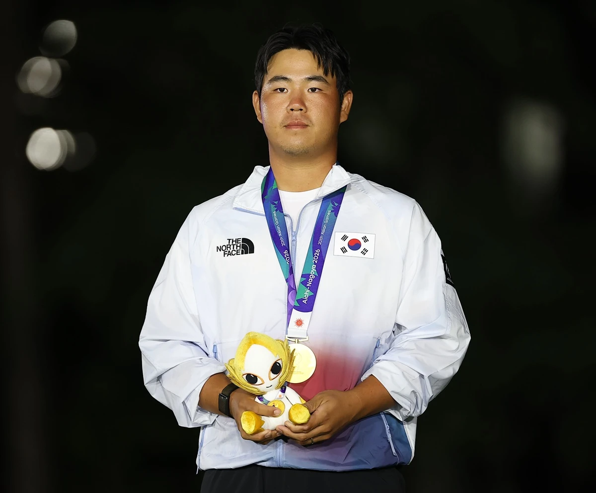 김주형이 3일 일본 아이치현 가스가이 컨트리클럽 동코스(파70)에서 열린 아이치·나고야 아시안게임 남자 골프 개인전 금메달을 목에 건 뒤 시상식에서 눈물을 흘리는 모습. 사진 연합뉴스