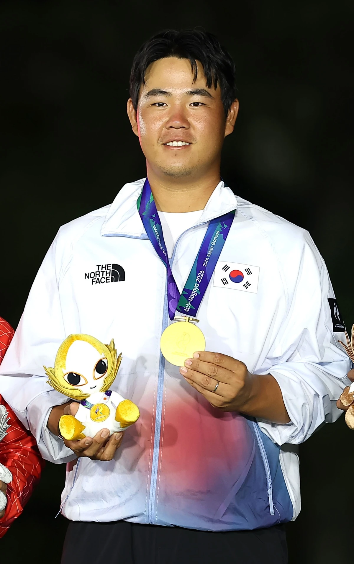 김주형이 3일 일본 아이치현 가스가이 컨트리클럽 동코스(파70)에서 열린 아이치·나고야 아시안게임 남자 골프 개인전 금메달을 목에 건 뒤 시상식에서 눈물을 흘리는 모습. 사진 연합뉴스