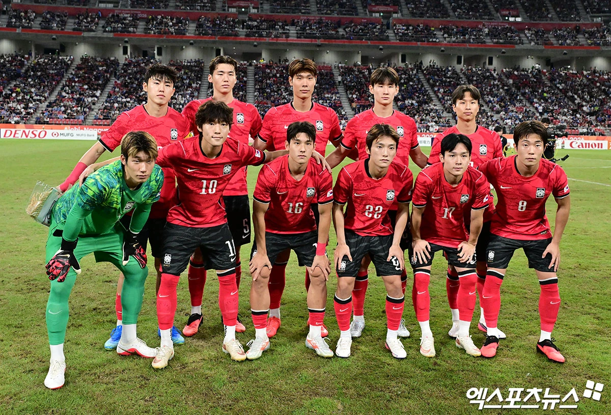 4만명이 넘는 근래 들어 역대급 한일전에서 이민성호가 고전하고 있다.   아시안게임 4연패에 도전하는 이민성ㅇ호가 일본의 골문을 열지 못했다.   이민성 감독이 이끄는 대한민국 아시안게임 남자 축구 대표팀이 3일 일본 아이치현 도요타시에 있는 도요타 스타디움에서 열린 일본과의 2026 아이치∙나고야 하계아시안게임 축구 결승전에서 전반을 득점 없이 마쳤다.   한국과 일본은 최근 3연속 아시안게임 남자 축구 결승전을 갖는다. 지난 2018 자카르타-팔렘방 대회를 시작으로 2022 항저우 대회(1년 순연 개최)를 거쳐 이번 대회 또다시 만났다. 일본 도요타, 김한준 기자