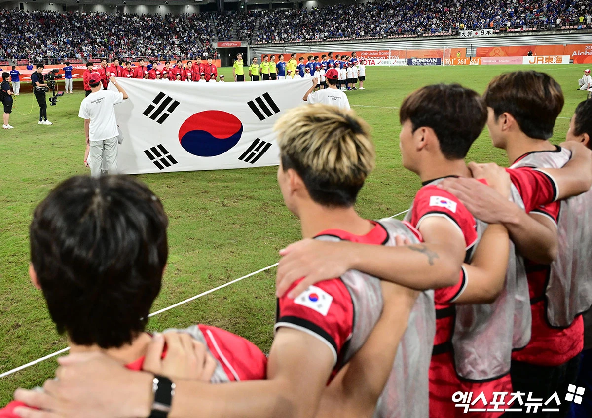 4만명이 넘는 근래 들어 역대급 한일전에서 이민성호가 고전하고 있다.   아시안게임 4연패에 도전하는 이민성ㅇ호가 일본의 골문을 열지 못했다.   이민성 감독이 이끄는 대한민국 아시안게임 남자 축구 대표팀이 3일 일본 아이치현 도요타시에 있는 도요타 스타디움에서 열린 일본과의 2026 아이치∙나고야 하계아시안게임 축구 결승전에서 전반을 득점 없이 마쳤다.   한국과 일본은 최근 3연속 아시안게임 남자 축구 결승전을 갖는다. 지난 2018 자카르타-팔렘방 대회를 시작으로 2022 항저우 대회(1년 순연 개최)를 거쳐 이번 대회 또다시 만났다. 일본 도요타, 김한준 기자