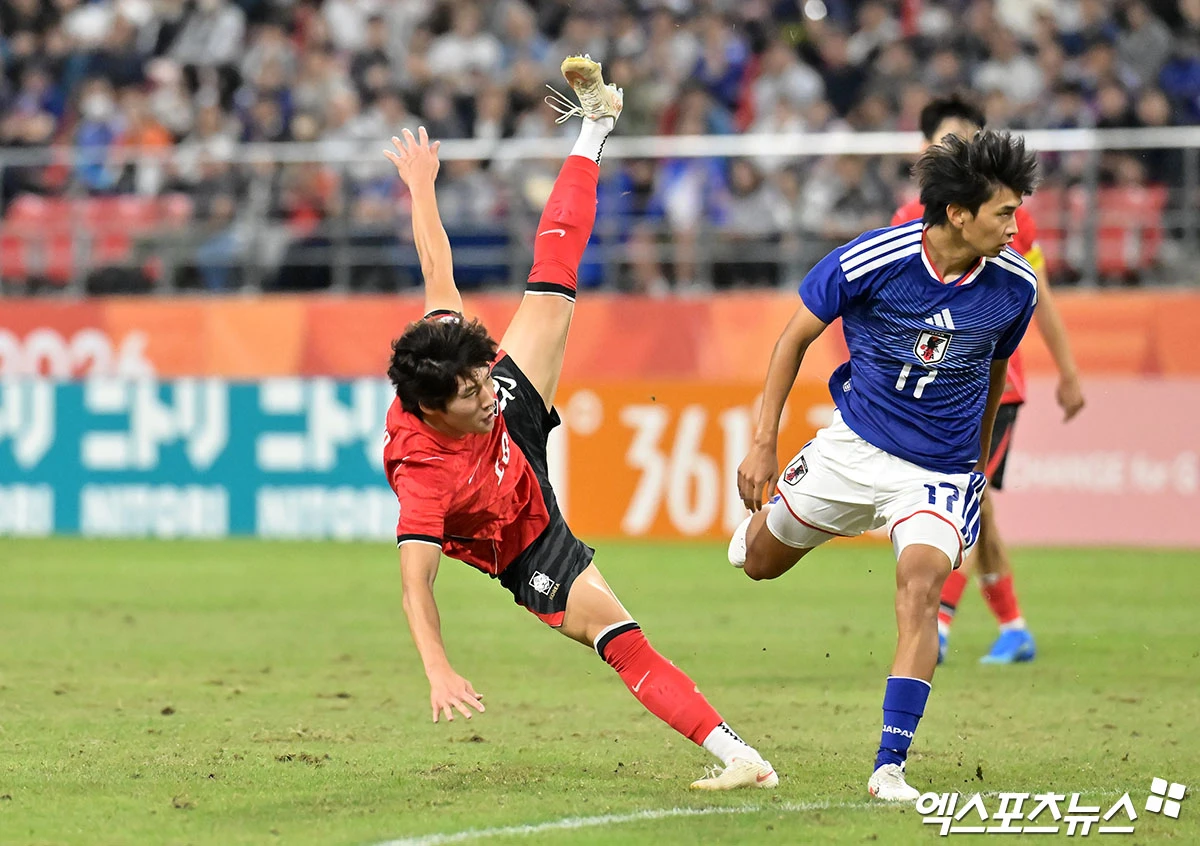 대한민국 남자 축구가 아시안게임 4연패 대업을 달성했다.   이민성 감독이 이끄는 대한민국 아시안게임 남자 축구 대표팀이 3일 일본 아이치현 도요타시에 있는 도요타 스타디움에서 열린 일본과의 2026 아이치∙나고야 하계아시안게임 축구 결승전에서 엄지성의 결승 골로 1-0으로 승리했다.   이 승리로 한국은 2014 인천 대회부터 이어진 아시안게임 남자 축구 4연패에 성공했다. 인천 대회를 시작으로 2018 자카르타∙팔렘방 대회, 2022 항저우 대회(1년 순연 개최)로 이어지는 연속 우승 기록을 올해까지 12년으로 늘렸다. 일본 도요타, 김한준 기자