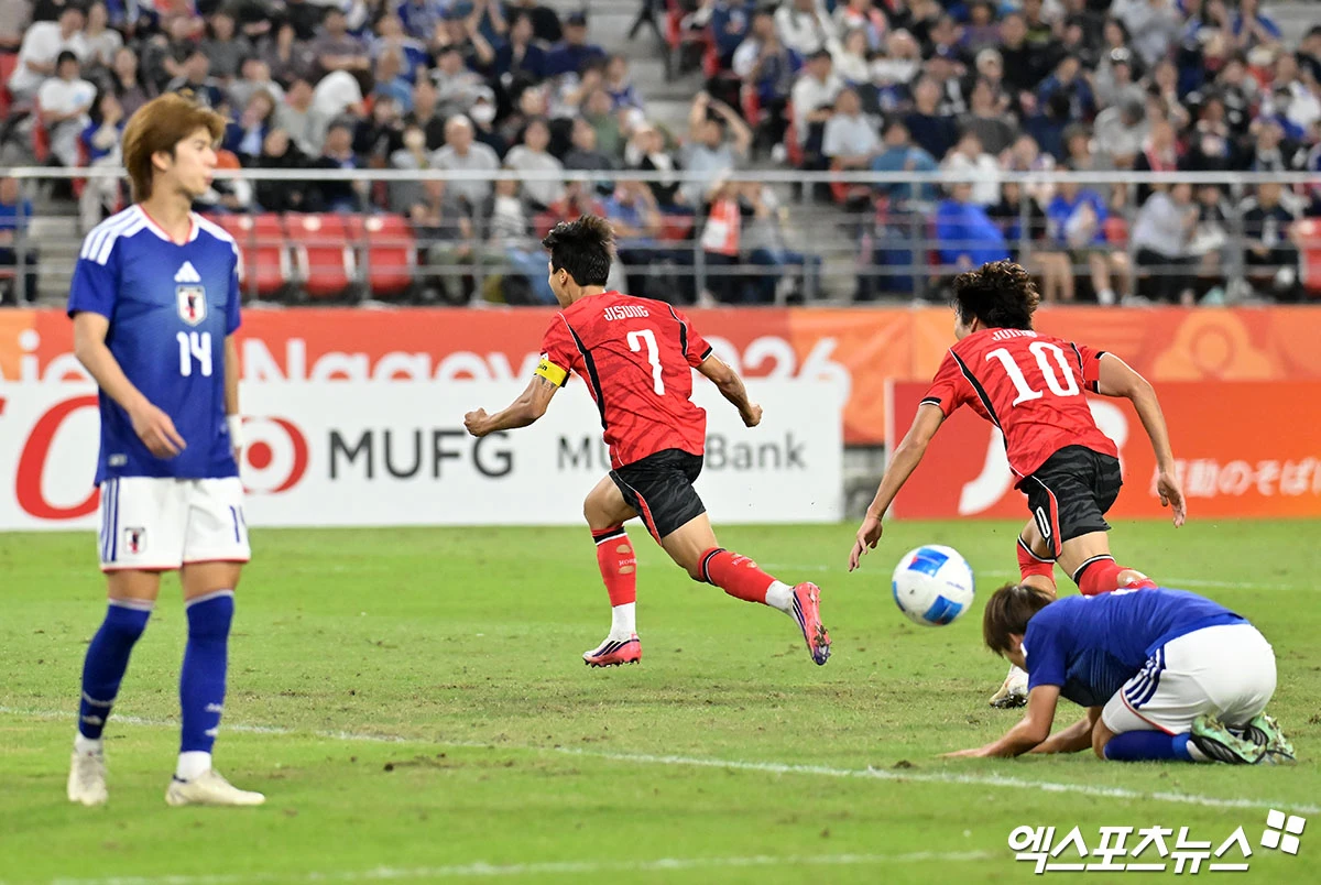 대한민국 남자 축구가 아시안게임 4연패 대업을 달성했다.   이민성 감독이 이끄는 대한민국 아시안게임 남자 축구 대표팀이 3일 일본 아이치현 도요타시에 있는 도요타 스타디움에서 열린 일본과의 2026 아이치∙나고야 하계아시안게임 축구 결승전에서 엄지성의 결승 골로 1-0으로 승리했다.   이 승리로 한국은 2014 인천 대회부터 이어진 아시안게임 남자 축구 4연패에 성공했다. 인천 대회를 시작으로 2018 자카르타∙팔렘방 대회, 2022 항저우 대회(1년 순연 개최)로 이어지는 연속 우승 기록을 올해까지 12년으로 늘렸다. 일본 도요타, 김한준 기자