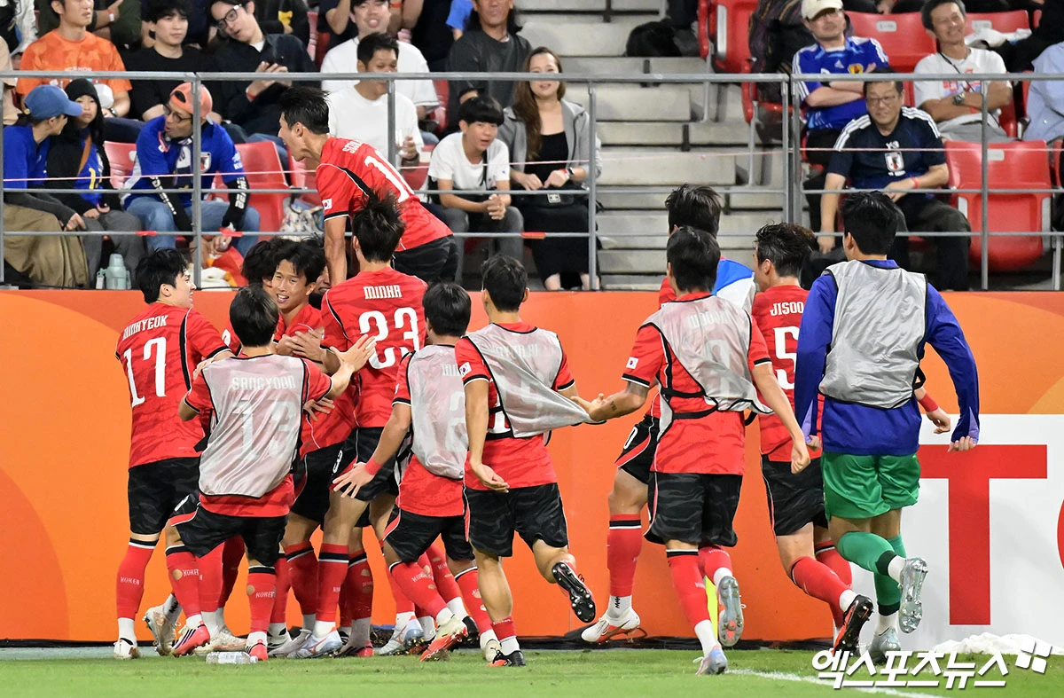 대한민국 남자 축구가 아시안게임 4연패 대업을 달성했다.   이민성 감독이 이끄는 대한민국 아시안게임 남자 축구 대표팀이 3일 일본 아이치현 도요타시에 있는 도요타 스타디움에서 열린 일본과의 2026 아이치∙나고야 하계아시안게임 축구 결승전에서 엄지성의 결승 골로 1-0으로 승리했다.   이 승리로 한국은 2014 인천 대회부터 이어진 아시안게임 남자 축구 4연패에 성공했다. 인천 대회를 시작으로 2018 자카르타∙팔렘방 대회, 2022 항저우 대회(1년 순연 개최)로 이어지는 연속 우승 기록을 올해까지 12년으로 늘렸다. 일본 도요타, 김한준 기자