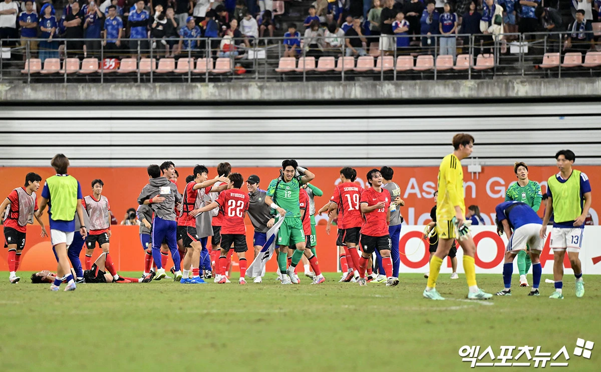 2026 아이치 나고야 하계아시안게임에서 금메달을 목에 건 대한민국 23세 이하(U-23) 축구대표팀의 최우진(전북현대)은 자신의 금메달 세리머니 영상이 논란이 되자 4일 자신의 사회관계망서비스(SNS) 계정을 통해 장문의 사과문을 올리며 해당 세리머니가 국군 장병을 비하하거나 희화화하려는 의도로 촬영된 것이 아니라고 해명했다. 도요타, 김한준 기자