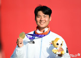 아직 한국 양궁 강하다는 걸 보여주고 싶었다…'2관왕' 이우석, AG서 첫 개인전 金 품었다 [오카자키 현장]
