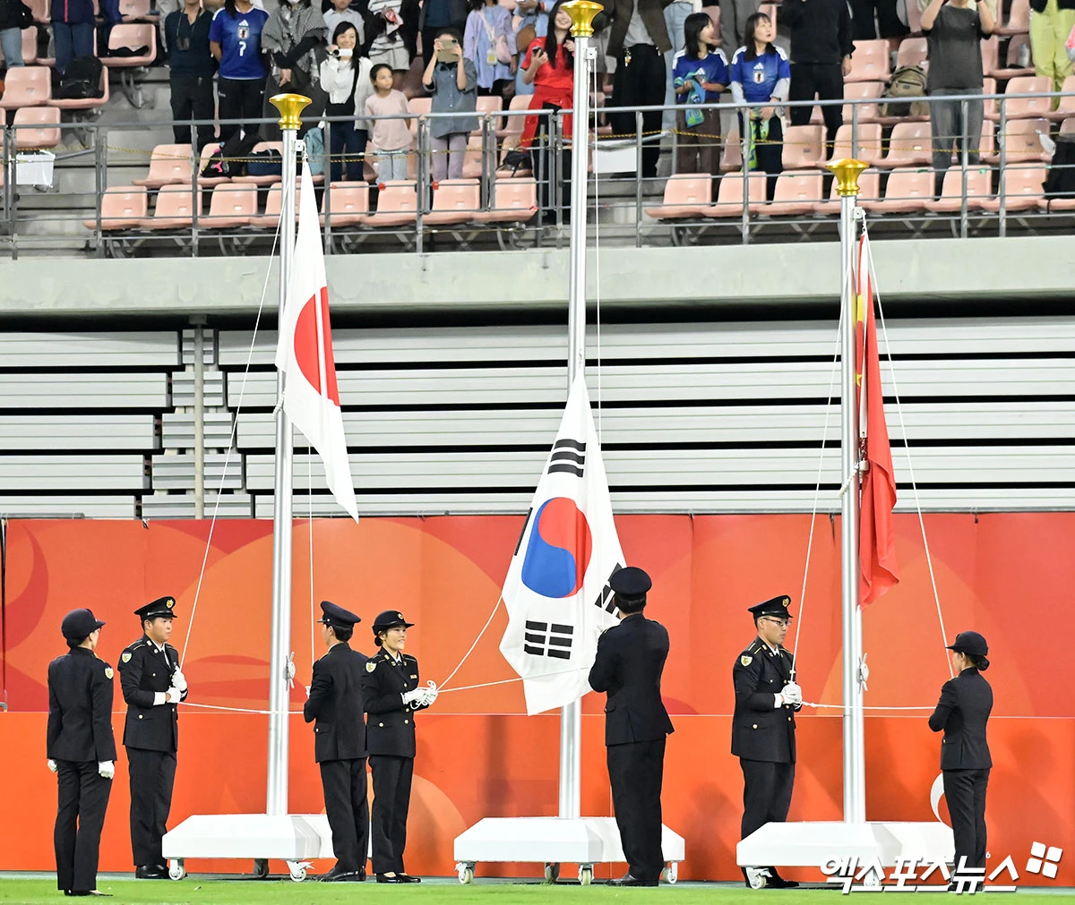 지난 3일 일본 아이치현 도요타 스타디움에서 열린 2026 아이치·나고야 아시안게임 남자 축구 결승전 종료 후 시상식에서 금메달을 차지한 태극기가 제대로 게양되지 않는 사고가 발생했다. 사진 김한준 기자