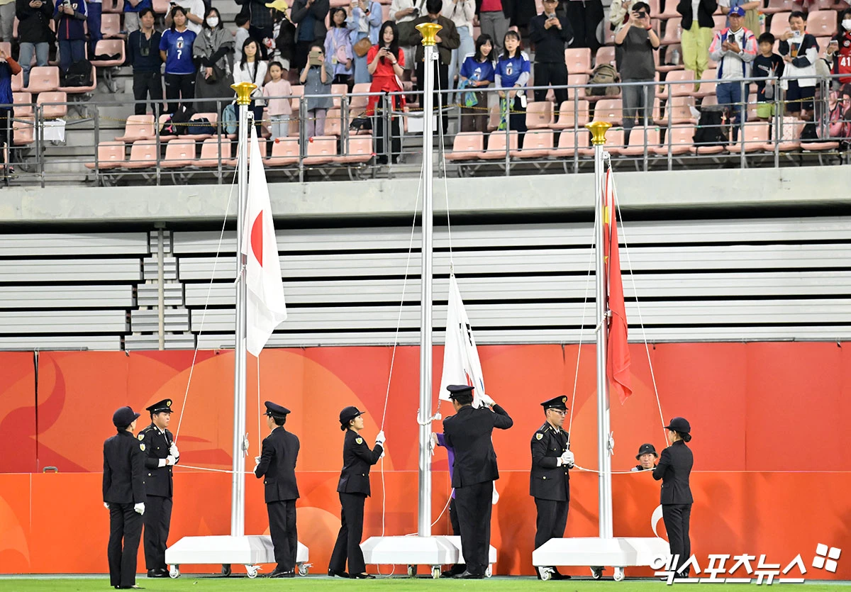 지난 3일 일본 아이치현 도요타 스타디움에서 열린 2026 아이치·나고야 아시안게임 남자 축구 결승전 종료 후 시상식에서 금메달을 차지한 태극기가 제대로 게양되지 않는 사고가 발생했다. 사진 김한준 기자
