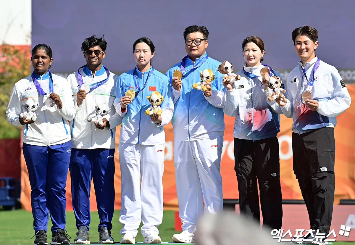 2일 일본 아이치현 오카자키 중앙종합공원 다목적광장에서 열린 '2026 아이치·나고야 아시안게임' 양궁 혼성 단체전 대한민국과 일본의 동메달 결정전 경기, 대한민국이 일본에 세트스코어 5:1(2-0 1-1 2-0)로 승리하며 동메달을 획득했다.  양궁 혼성 단체 메달리스트들이 포즈를 취하고 있다. 엑스포츠뉴스 DB