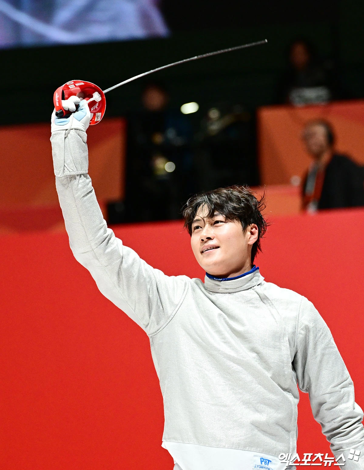 26일 일본 아이치 스카이 엑스포에서 열린 '2026 아이치·나고야 아시안게임' 펜싱 남자 사브르 단체전 결승 대한민국과 일본의 경기, 대한민국이 45:44의 스코어로 승리하며 금메달을 획득했다.  경기 종료 후 오상욱이 관중석을 향해 인사하고 있다. 엑스포츠뉴스 DB