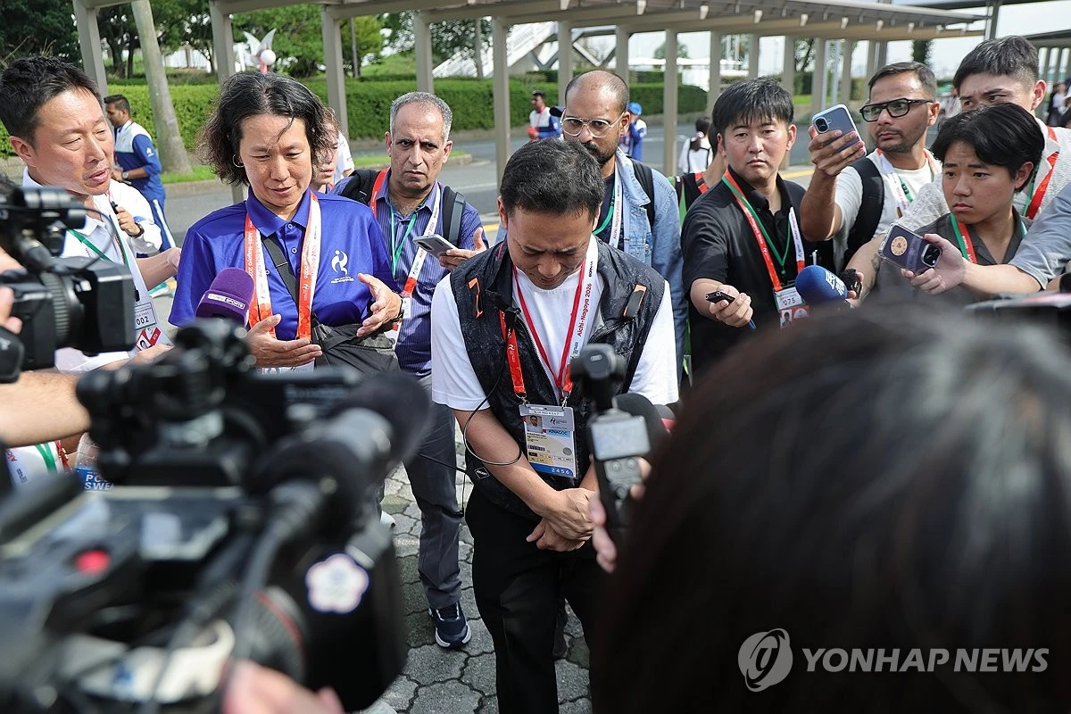 3일 일본 나고야 아이치 인터내셔널 아레나에서 열린 아시안게임 유도 혼성단체전 일본과 카자흐스탄의 결승전에서 일부 일본 관중이 욱일기를 펼쳐 일본 대표팀을 응원했다. 현장에 있던 유도계 관계자는 대회 조직위원회에 조치를 요구했지만 조직위가 적극적으로 대응하지 않았다고 전했다. 앞서 대회 조직위는 야구 경기 도중 욱일기 반입을 금지한 것에 대한 일본 일부 세력 항의가 나오자 공식 사과한 적이 있다. 연합뉴스