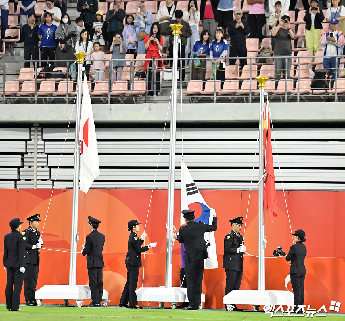 3일 일본 아이치현 도요타 스타디움에서 열린 2026 아시안게임 남자축구 시상식에선 주최 측이 우승팀 한국의 태극기를 제대로 게양하지 못해 일장기와 오성홍기보다 밑으로 걸리는 대형사고가 일어났다. 일본 도요타, 김한준 기자