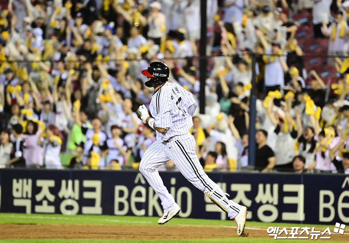 KIA 타이거즈는 4일 서울 잠실야구장에서 열린 LG 트윈스와의 2026 신한 SOL KBO리그 팀 간 14차전에서 6-5로 승리했다. 불과 며칠 전까지만 해도 KT와의 3연전을 모두 내주며 주춤했던 KIA는 이틀 연속 LG를 제압하며 위닝시리즈를 확보했다. 이날 승리로 KIA는 시즌 74승61패2무(승률 0.548)를 기록해 LG를 끌어내리고 3위 자리를 차지했다. 반면 충격의 7연패에 빠진 LG는 75승62패1무(승률 0.547)가 됐다. 엑스포츠뉴스DB