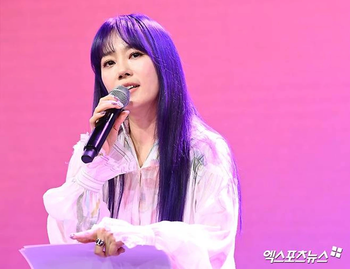 가수 이수영이 자녀의 백혈병 투병 소식을 전하며 라디오 진행을 잠정 중단한다.