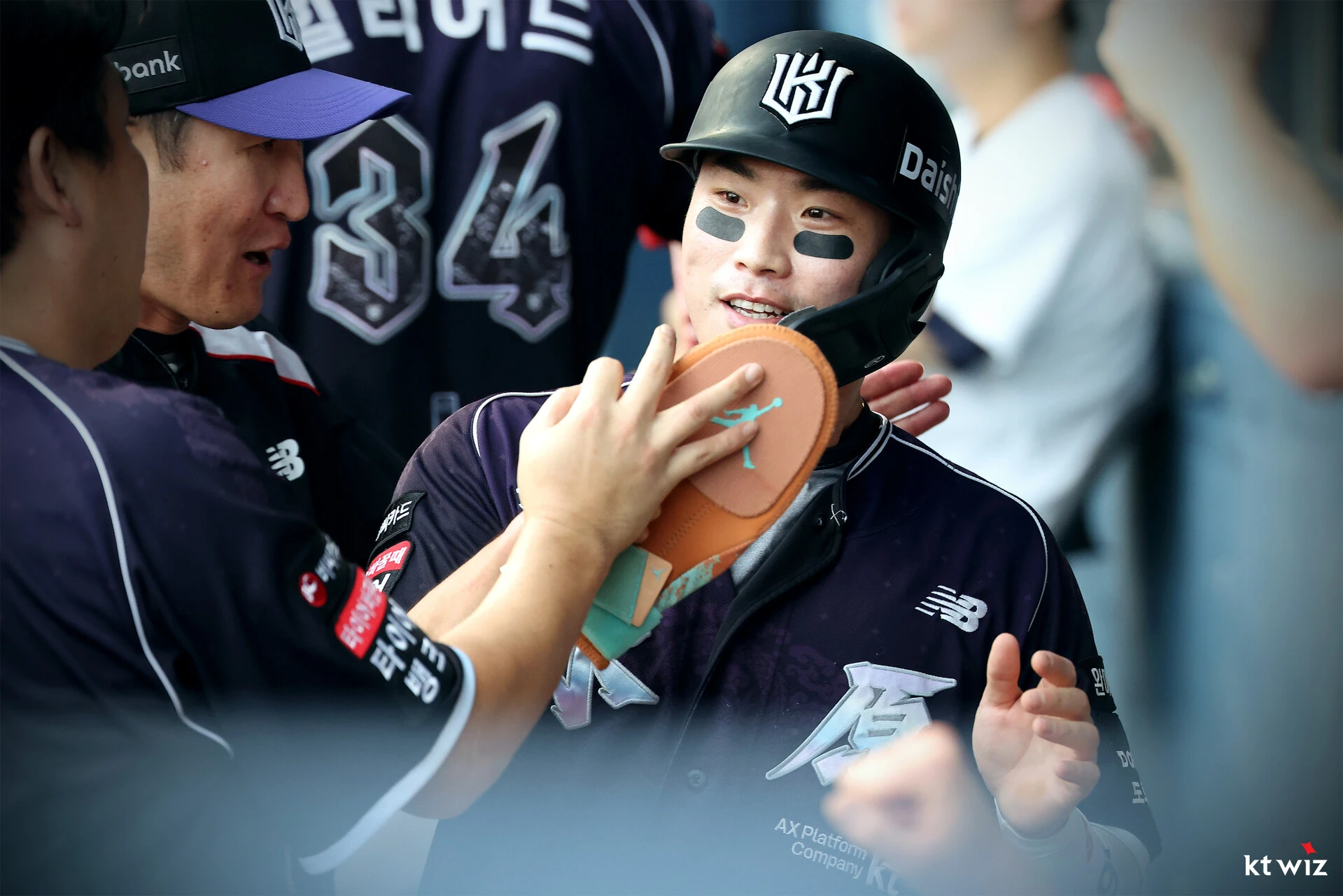 KT 위즈가 다시 한 번 정규리그 왕좌에 올랐다. KT는 5일 수원 케이티 위즈 파크에서 열린 롯데 자이언츠와 2026 신한 SOL Bank KBO 리그 정규시즌 홈경기에서 9-0으로 승리했다. KT는 시즌 전적 86승 49패 5무(승률 0.637)가 됐다. 같은 날 2위 삼성 라이온즈가 두산 베어스에 5-7로 지면서, KT는 정규시즌 1위 매직넘버 2개를 모두 삭제했다. 그러면서 KT는 2021년 이후 5년 만이자 창단 2번째 페넌트레이스 우승을 차지했다. KT 위즈