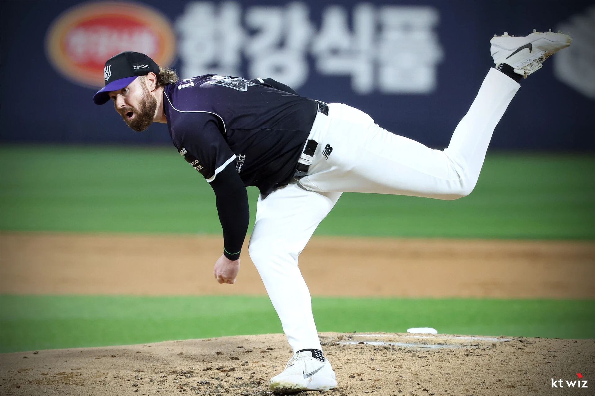 KT 위즈가 다시 한 번 정규리그 왕좌에 올랐다. KT는 5일 수원 케이티 위즈 파크에서 열린 롯데 자이언츠와 2026 신한 SOL Bank KBO 리그 정규시즌 홈경기에서 9-0으로 승리했다. KT는 시즌 전적 86승 49패 5무(승률 0.637)가 됐다. 같은 날 2위 삼성 라이온즈가 두산 베어스에 5-7로 지면서, KT는 정규시즌 1위 매직넘버 2개를 모두 삭제했다. 그러면서 KT는 2021년 이후 5년 만이자 창단 2번째 페넌트레이스 우승을 차지했다. KT 위즈