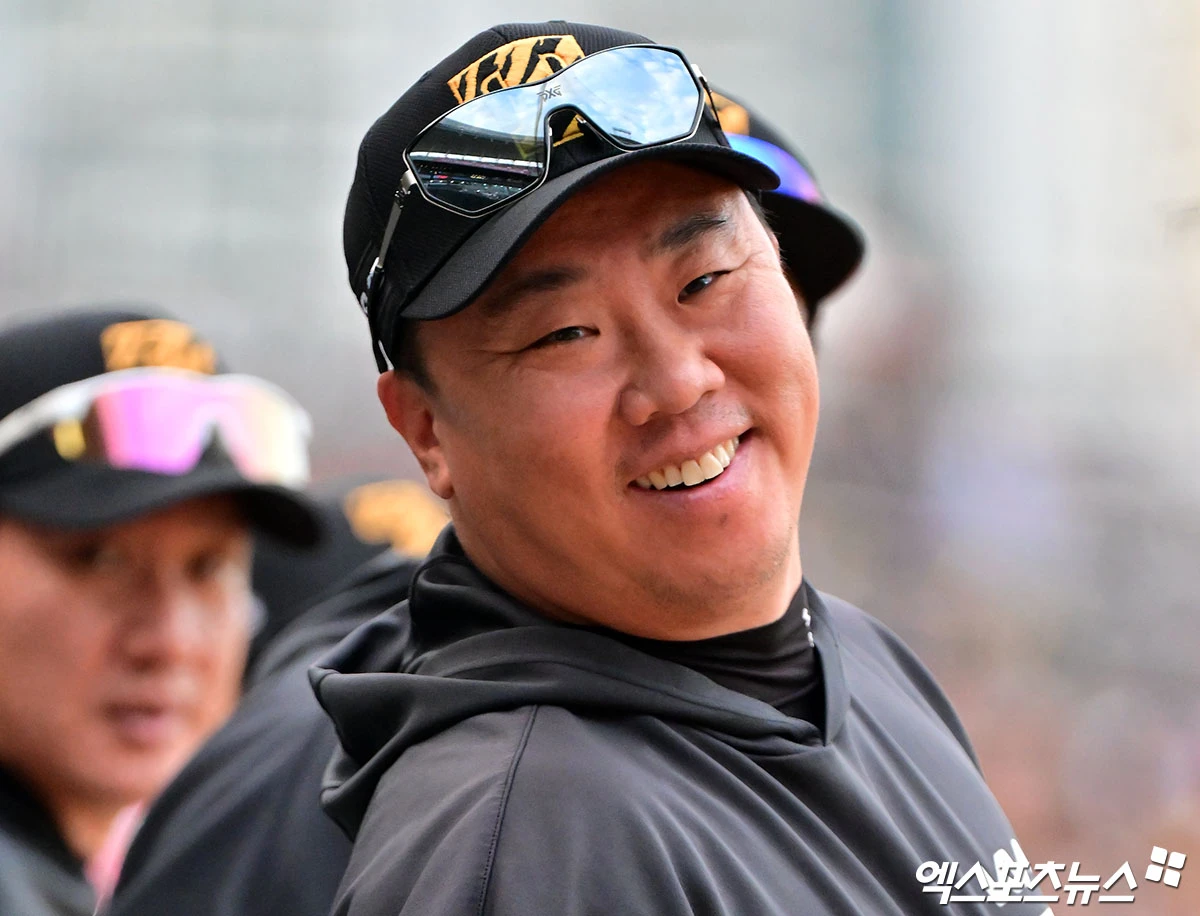 KIA는 5일 서울 잠실야구장에서 열린 LG와의 2026 신한 SOL KBO리그 팀 간 15차전에서 9회초 김도영의 역전 3점포에 힘입어 6-4로 승리했다. 지난달 29일부터 이달 1일까지 KT 위즈와의 3연전을 모두 내주며 3연패에 빠졌던 KIA는 분위기를 완벽하게 뒤집었다. 지난 3일과 4일 LG를 연달아 한 점 차로 제압한 데 이어 이날 경기까지 잡으면서 주말 3연전을 싹쓸이했다. 시즌 성적은 75승61패2무(승률 0.551)가 됐다. 반면 8연패 수렁에 빠진 LG는 75승63패1무(승률 0.543)에 머물렀다. KIA는 3위 자리를 지키는 동시에 직접적인 순위 경쟁 상대인 LG와 격차까지 벌리며 시즌 막판 유리한 고지를 점했다. 엑스포츠뉴스DB