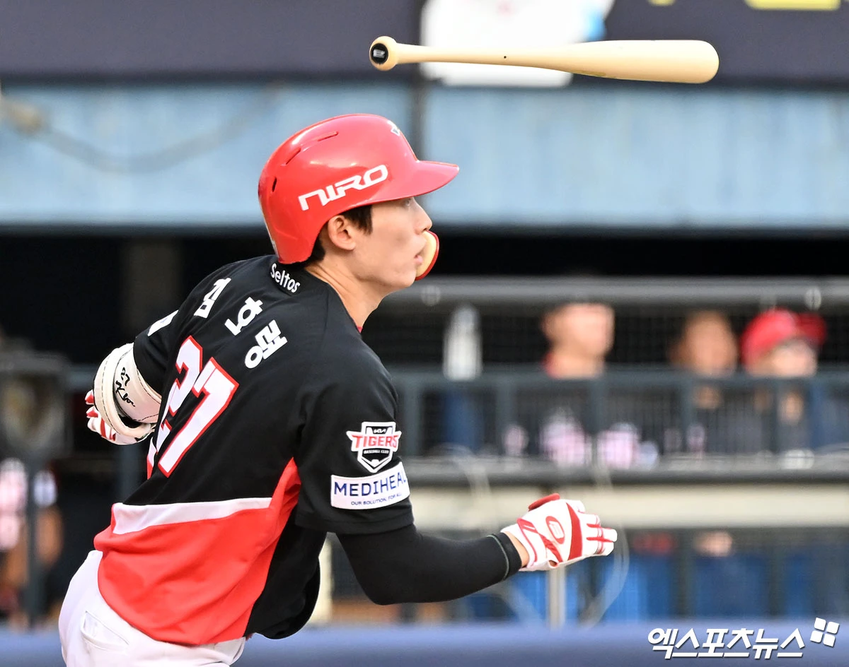 KIA는 5일 서울 잠실야구장에서 열린 LG와의 2026 신한 SOL KBO리그 팀 간 15차전에서 9회초 김도영의 역전 3점포에 힘입어 6-4로 승리했다. 지난달 29일부터 이달 1일까지 KT 위즈와의 3연전을 모두 내주며 3연패에 빠졌던 KIA는 분위기를 완벽하게 뒤집었다. 지난 3일과 4일 LG를 연달아 한 점 차로 제압한 데 이어 이날 경기까지 잡으면서 주말 3연전을 싹쓸이했다. 시즌 성적은 75승61패2무(승률 0.551)가 됐다. 반면 8연패 수렁에 빠진 LG는 75승63패1무(승률 0.543)에 머물렀다. KIA는 3위 자리를 지키는 동시에 직접적인 순위 경쟁 상대인 LG와 격차까지 벌리며 시즌 막판 유리한 고지를 점했다. 엑스포츠뉴스DB