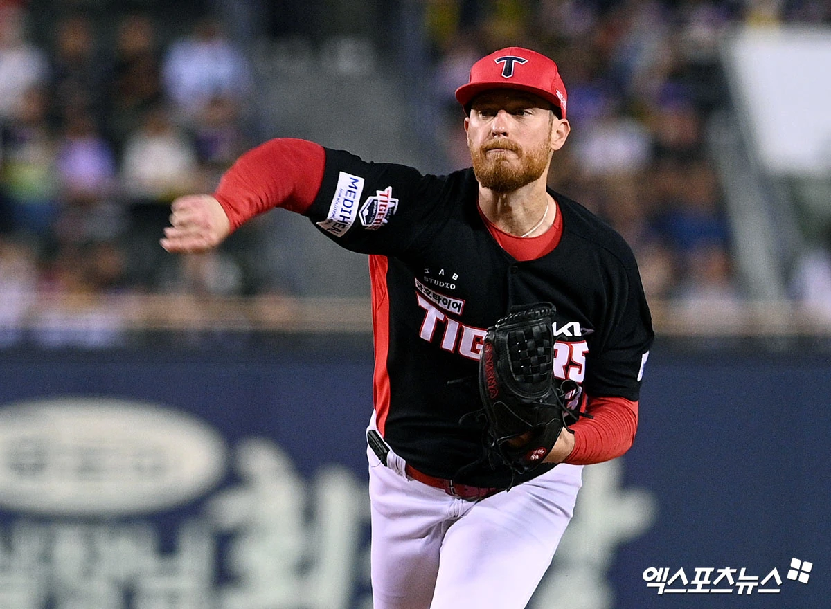 KIA는 5일 서울 잠실야구장에서 열린 LG와의 2026 신한 SOL KBO리그 팀 간 15차전에서 9회초 김도영의 역전 3점포에 힘입어 6-4로 승리했다. 지난달 29일부터 이달 1일까지 KT 위즈와의 3연전을 모두 내주며 3연패에 빠졌던 KIA는 분위기를 완벽하게 뒤집었다. 지난 3일과 4일 LG를 연달아 한 점 차로 제압한 데 이어 이날 경기까지 잡으면서 주말 3연전을 싹쓸이했다. 시즌 성적은 75승61패2무(승률 0.551)가 됐다. 반면 8연패 수렁에 빠진 LG는 75승63패1무(승률 0.543)에 머물렀다. KIA는 3위 자리를 지키는 동시에 직접적인 순위 경쟁 상대인 LG와 격차까지 벌리며 시즌 막판 유리한 고지를 점했다. 엑스포츠뉴스DB