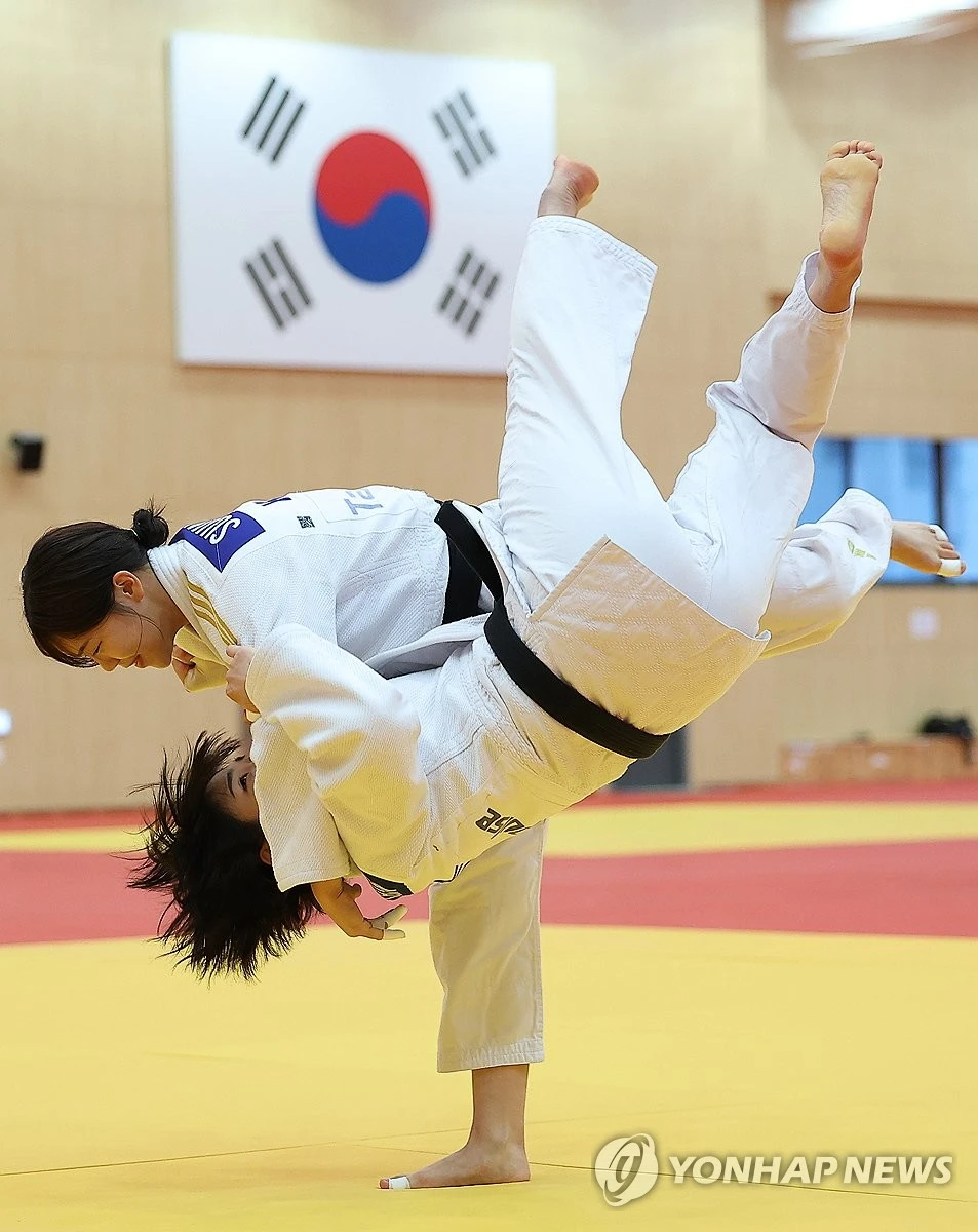 2026 아이치·나고야 아시안게임에서 경기 당일 계체에 실패해 경기에 나서지도 못하고 실격패한 유도 48kg급 정수진 사건에 대해 대한체육회 선수위원회가 철저한 진상 규명과 책임자에 대한 합당한 조치를 요구했다. 대한체육회 선수위원회는 6일 '2026 아이치·나고야 아시안게임 유도 정수진 선수 계체 탈락 관련 철저한 진상 규명을 촉구한다'는 제목의 성명서를 발표했다. 정수진은 지난달 30일 예정됐던 여자 48kg급 알리야 무미노바(타지키스탄)와의 16강전에 출전하지 못했다. 전날 공식 계체는 정상적으로 통과했지만 경기 당일 진행된 무작위 계체에서 허용 체중을 100g 초과했기 때문이다. 연합뉴스