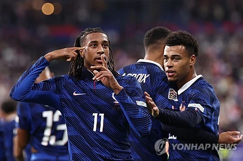 프랑스 축구 국가대표팀 지휘봉을 잡은 뒤 치른 4경기에서 3승1무라는 호성적을 거두며 여전한 지도력을 과시한 지네딘 지단 감독이 벨기에전에서 대역전승을 거둔 뒤 프랑스축구협회(FFF)에 풀백 발굴을 요구했다. 지단 감독은 프랑스축구협회에 풀백 보강의 필요성을 역설하며 협회 측에 대표팀에 선발할 만한 풀백 발굴을 요구한 것으로 알려졌다. 사진 연합뉴스