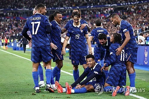 프랑스 축구 국가대표팀 지휘봉을 잡은 뒤 치른 4경기에서 3승1무라는 호성적을 거두며 여전한 지도력을 과시한 지네딘 지단 감독이 벨기에전에서 대역전승을 거둔 뒤 프랑스축구협회(FFF)에 풀백 발굴을 요구했다. 지단 감독은 프랑스축구협회에 풀백 보강의 필요성을 역설하며 협회 측에 대표팀에 선발할 만한 풀백 발굴을 요구한 것으로 알려졌다. 사진 연합뉴스