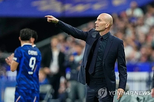 프랑스 축구 국가대표팀 지휘봉을 잡은 뒤 치른 4경기에서 3승1무라는 호성적을 거두며 여전한 지도력을 과시한 지네딘 지단 감독이 벨기에전에서 대역전승을 거둔 뒤 프랑스축구협회(FFF)에 풀백 발굴을 요구했다. 지단 감독은 프랑스축구협회에 풀백 보강의 필요성을 역설하며 협회 측에 대표팀에 선발할 만한 풀백 발굴을 요구한 것으로 알려졌다. 사진 연합뉴스