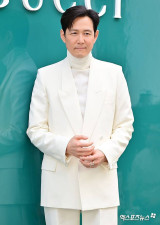 이정재, 뒤늦게 알려진 부친상 비보… 유족 뜻 따라 조용히 장례 [공식]