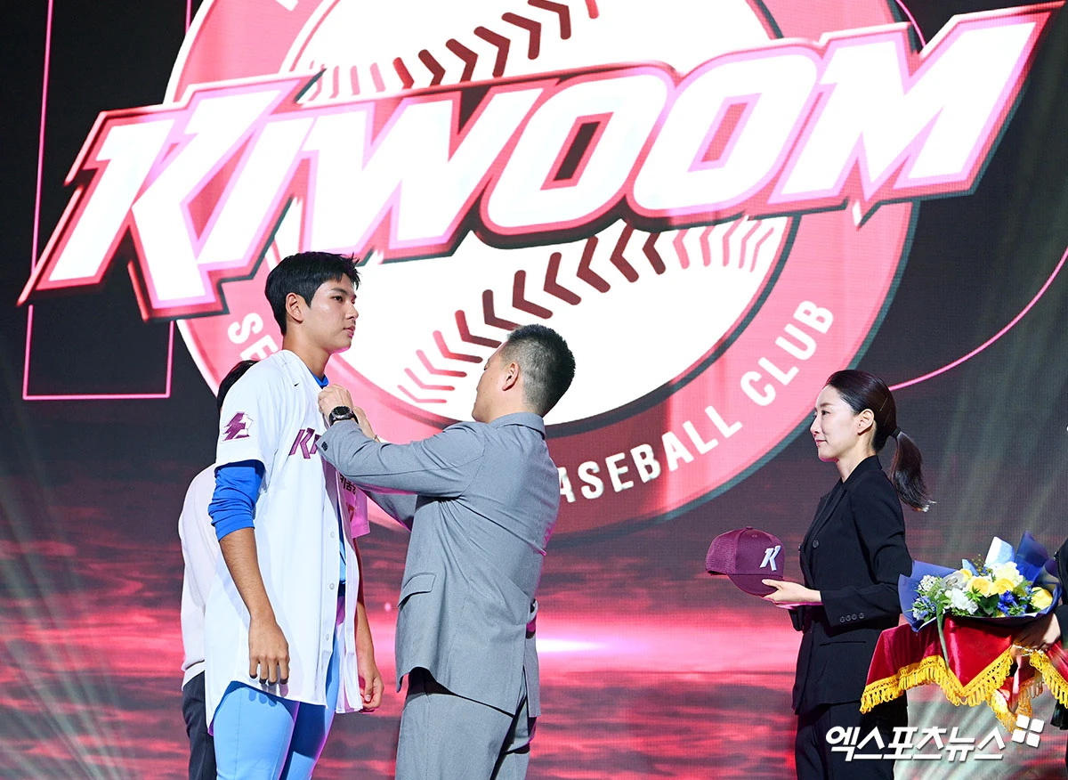 키움 히어로즈가 지난 21일 2027 KBO 신인드래프트에서 전체 1순위로 지명한 부산고 3학년 하현승에게 한국 야구 역대 신인 최고 계약금인 16억원을 안겨줬다. 계약금 16억원은 지난 2006년 광주 동성고 3학년이었던 한기주가 KIA 타이거즈에 1차 지명으로 입단하며 받았던 10억원을 넘어선 KBO리그 역대 신인 계약금 최고액으로, 하현승이 21년 만에 깨트렸다. 엑스포츠뉴스 DB