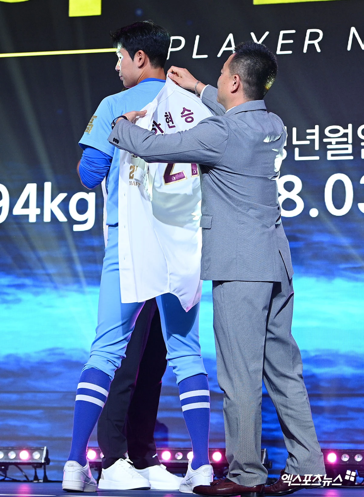 키움 히어로즈가 지난 21일 2027 KBO 신인드래프트에서 전체 1순위로 지명한 부산고 3학년 하현승에게 한국 야구 역대 신인 최고 계약금인 16억원을 안겨줬다. 계약금 16억원은 지난 2006년 광주 동성고 3학년이었던 한기주가 KIA 타이거즈에 1차 지명으로 입단하며 받았던 10억원을 넘어선 KBO리그 역대 신인 계약금 최고액으로, 하현승이 21년 만에 깨트렸다. 엑스포츠뉴스 DB