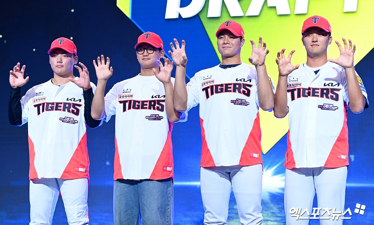 21일 오후 서울 송파구 롯데호텔 월드 크리스탈볼룸에서 열린 '2027 KBO 리그 신인드래프트'에서 KIA에 지명된 선수들이 기념촬영을 하고 있다. 엑스포츠뉴스 DB