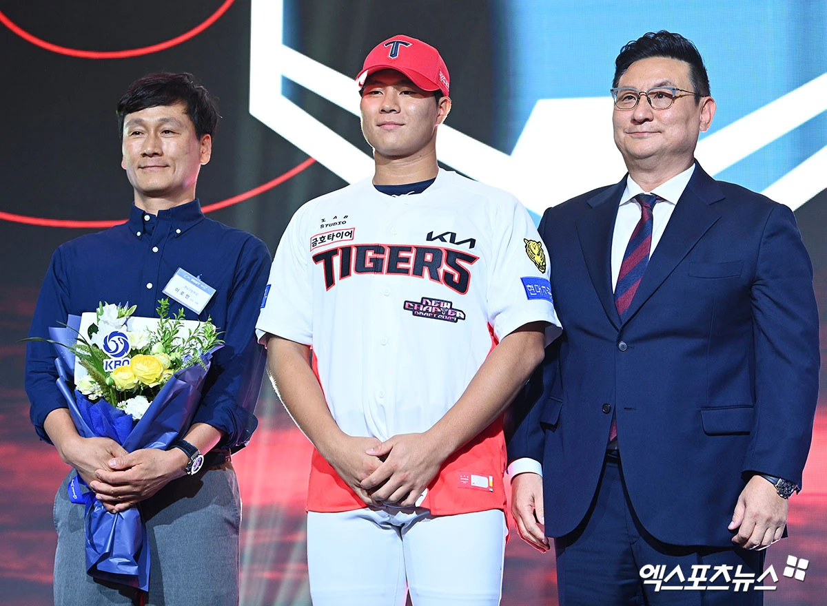 21일 오후 서울 송파구 롯데호텔 월드 크리스탈볼룸에서 열린 '2027 KBO 신인드래프트', 기아 타이거즈에서 이호민(경남고)이 1라운드 3순위로 지명된 뒤 기념촬영하고 있다. 엑스포츠뉴스 DB