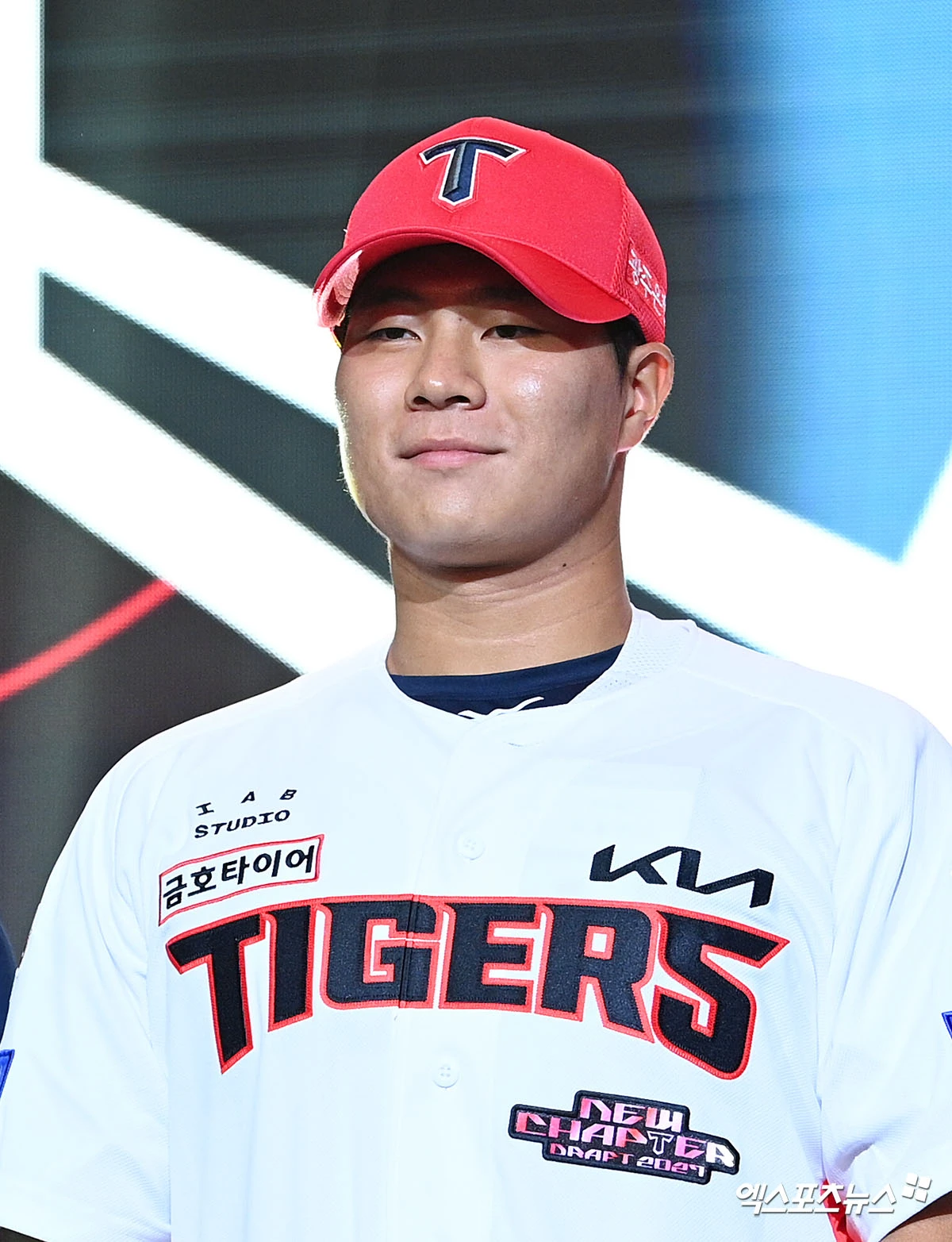 21일 오후 서울 송파구 롯데호텔 월드 크리스탈볼룸에서 열린 '2027 KBO 신인드래프트', 기아 타이거즈에서 이호민(경남고)이 1라운드 3순위로 지명된 뒤 소감을 전하고 있다. 엑스포츠뉴스 DB